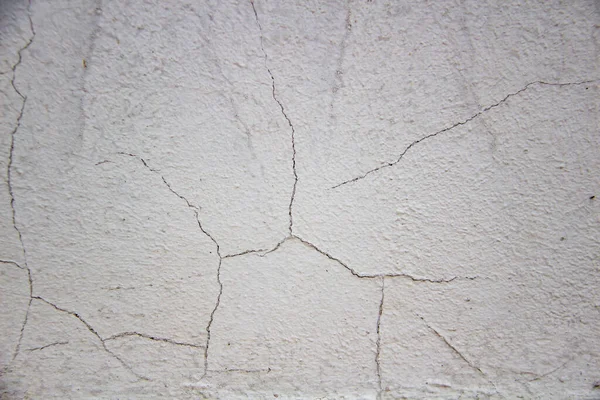 工業ビル内の亀裂とコンクリートセメント壁との組成は あなたのデザインとテクスチャの背景のために良いでしょう 古いグランジ割れた壁のために背景 — ストック写真