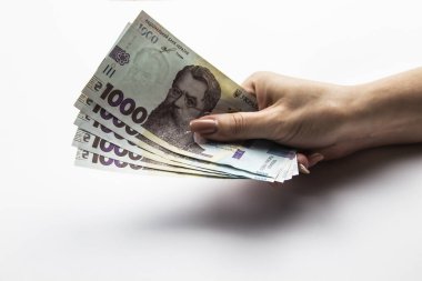 Kadın eli beş bin Hryvnia tutar. Beyaz arka planda kadın eli olan Ukrayna parası. 5000 Hryvnia ve 1000 Hryvnia 5 banknot. Ukrayna parası. Banknotlar