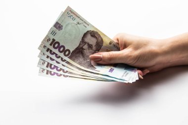 Kadın eli beş bin Hryvnia tutar. Beyaz arka planda kadın eli olan Ukrayna parası. 5000 Hryvnia ve 1000 Hryvnia 5 banknot. Ukrayna parası. Banknotlar