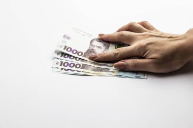 Kadın eli beş bin Hryvnia tutar. Beyaz arka planda kadın eli olan Ukrayna parası. 5000 Hryvnia ve 1000 Hryvnia 5 banknot. Ukrayna parası. Banknotlar