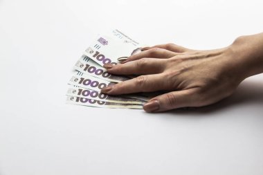 Kadın eli beş bin Hryvnia tutar. Beyaz arka planda kadın eli olan Ukrayna parası. 5000 Hryvnia ve 1000 Hryvnia 5 banknot. Ukrayna parası. Banknotlar