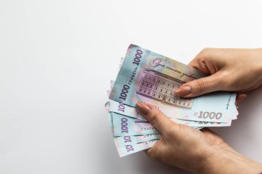 Dişi eller 5000 Hryvnia taşır. Beyaz arka planda kadın eli olan Ukrayna para birimi. 5000 Hryvnia ve 1000 Hryvnia 5 banknot. Ukrayna parası. Banknotlar