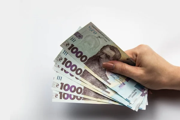 Kadın eli beş bin Hryvnia tutar. Beyaz arka planda kadın eli olan Ukrayna parası. 5000 Hryvnia ve 1000 Hryvnia 5 banknot. Ukrayna parası. Banknotlar