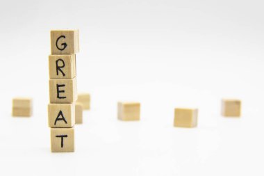 Tahta küplere yazılmış harika bir kelime. Beyaz üzerine izole edilmiş tahta küplerden yapılmış büyük harfler.