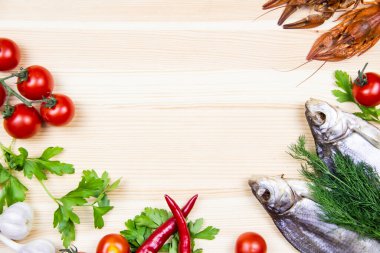 Kerevit, kuru balık, biber, domates, dereotu, sarımsak, maydanoz, salatalık turşusu. Yemek pişirme arka planında mesaj için boş yer var. Kopyalama alanı olan üst görünüm