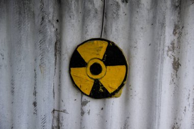 Nükleer reaktör sembolü. Çitte yuvarlak su samuru ve biyolojik tehlike işareti var. Grunge biyolojik tehlike sembolü. Grunge biyolojik tehlike işareti boyalı