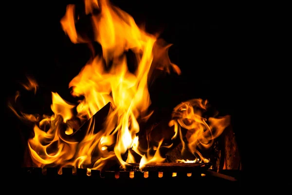 Огонь Тёмном Фоне Огонь Дров Поближе Пламенные Искры Крупным Пламенем — стоковое фото
