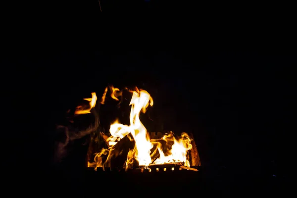 Fuego Sobre Fondo Oscuro Fuego Leña Cerca Chispas Ardientes Llamas — Foto de Stock