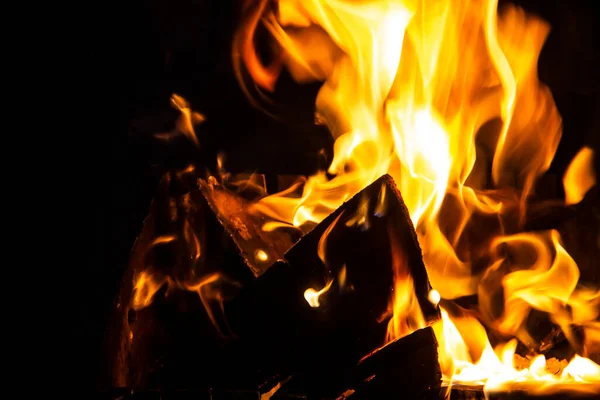 Огонь Тёмном Фоне Огонь Дров Поближе Пламенные Искры Крупным Пламенем — стоковое фото