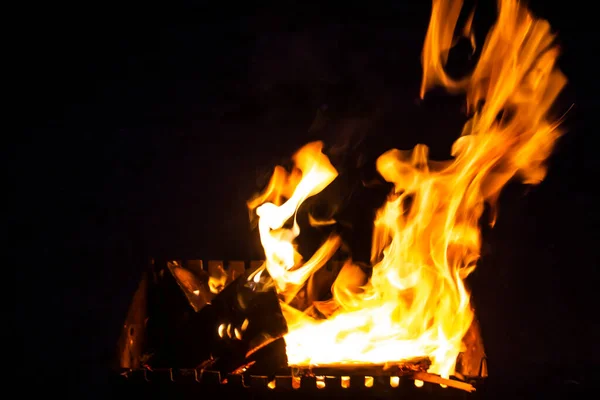 Disparar Sobre Fundo Escuro Fogo Lenha Perto Faíscas Arder Arder — Fotografia de Stock