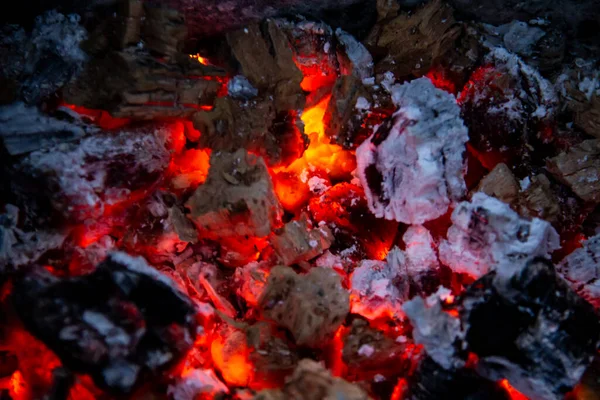 Καμένα Κάρβουνα Κοντινό Πλάνο Αποσυντιθέμενου Κάρβουνου Εποχή Μπάρμπεκιου Φωτεινές Λάμψεις — Φωτογραφία Αρχείου