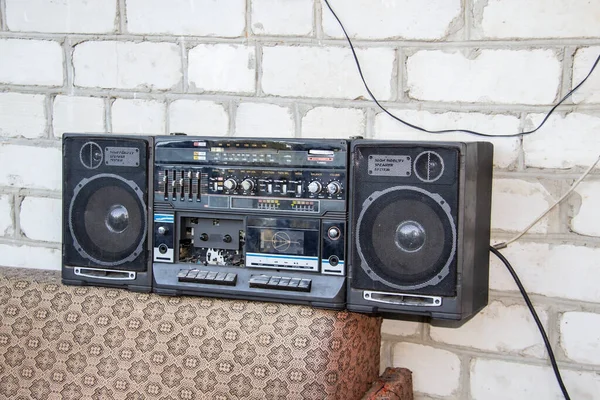 Retro Draagbare Radio Stereo Cassette Speler Boombox Ligt Buiten Bank — Stockfoto