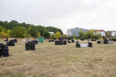 Dövüşten sonra boya izleriyle paintball oynamak için yer var. Eski lastiklerden yapılmış barikatları ve arabaların eski detaylarıyla terk edilmiş paintball sahası..