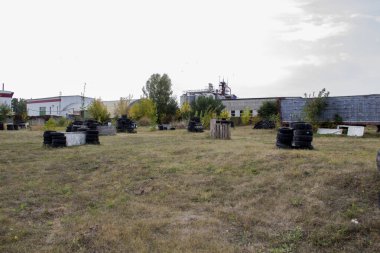 Dövüşten sonra boya izleriyle paintball oynamak için yer var. Eski lastiklerden yapılmış barikatları ve arabaların eski detaylarıyla terk edilmiş paintball sahası..