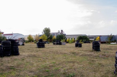 Dövüşten sonra boya izleriyle paintball oynamak için yer var. Eski lastiklerden yapılmış barikatları ve arabaların eski detaylarıyla terk edilmiş paintball sahası..