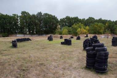 Dövüşten sonra boya izleriyle paintball oynamak için yer var. Eski lastiklerden yapılmış barikatları ve arabaların eski detaylarıyla terk edilmiş paintball sahası..