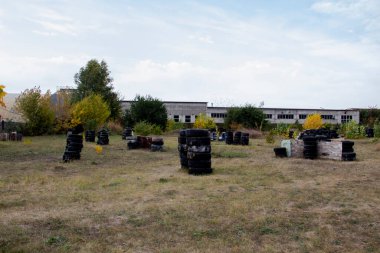 Dövüşten sonra boya izleriyle paintball oynamak için yer var. Eski lastiklerden yapılmış barikatları ve arabaların eski detaylarıyla terk edilmiş paintball sahası..