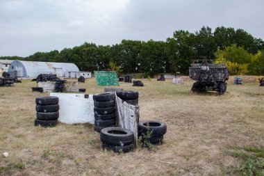 Dövüşten sonra boya izleriyle paintball oynamak için yer var. Eski lastiklerden yapılmış barikatları ve arabaların eski detaylarıyla terk edilmiş paintball sahası..