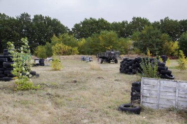 Dövüşten sonra boya izleriyle paintball oynamak için yer var. Eski lastiklerden yapılmış barikatları ve arabaların eski detaylarıyla terk edilmiş paintball sahası..