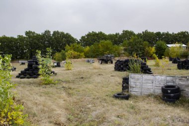Dövüşten sonra boya izleriyle paintball oynamak için yer var. Eski lastiklerden yapılmış barikatları ve arabaların eski detaylarıyla terk edilmiş paintball sahası..