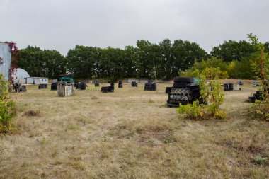 Dövüşten sonra boya izleriyle paintball oynamak için yer var. Eski lastiklerden yapılmış barikatları ve arabaların eski detaylarıyla terk edilmiş paintball sahası..