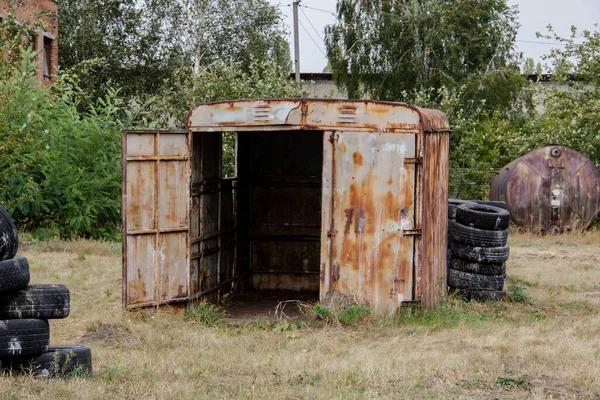 Место Игры Мяч Красками После Драк Заброшенная Пейнтбольная Площадка Баррикадами — стоковое фото