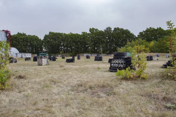 Dövüşten sonra boya izleriyle paintball oynamak için yer var. Eski lastiklerden yapılmış barikatları ve arabaların eski detaylarıyla terk edilmiş paintball sahası..