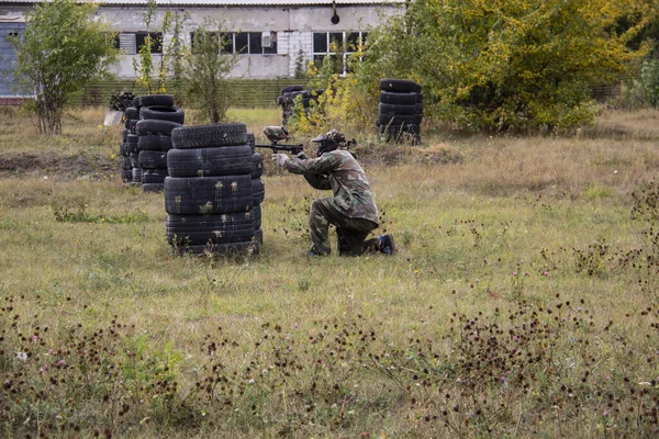Sumy ウクライナ 2020 プロゾーン クラブの15周年に専用の戦術トーナメント Kobars 自然の野外ペイントボールトーナメント ペイントボール銃でカモフラージュの人々 — ストック写真