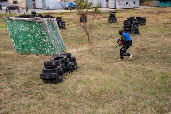 Sumy ウクライナ 2020 プロゾーン クラブの15周年に専用の戦術トーナメント Kobars 自然の野外ペイントボールトーナメント ペイントボール銃でカモフラージュの人々 — ストック写真
