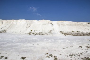 Ukrayna 'daki Kretase Dağı, Mogritsa köyü. Tebeşir dağları ve açık mavi gökyüzü