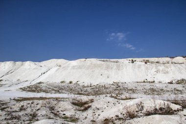 Ukrayna 'daki Kretase Dağı, Mogritsa köyü. Tebeşir dağları ve açık mavi gökyüzü