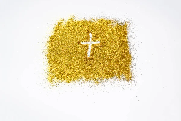 在金光闪闪的沙滩上画一个十字 在闪闪发光的背景上与金质相交的十字 背景上的金光闪闪 — 图库照片
