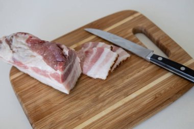 Ukrayna geleneksel mutfağı. Çok lezzetli salo parçaları. Çiğ Ukrayna pastırması ya da tahta tahtada salo. Dilimlenmiş domuz yağı (salo). Yiyecek konsepti.