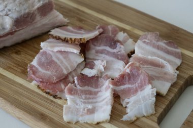 Ukrayna geleneksel mutfağı. Çok lezzetli salo parçaları. Çiğ Ukrayna pastırması ya da tahta tahtada salo. Dilimlenmiş domuz yağı (salo). Yiyecek konsepti.