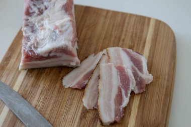 Ukrayna geleneksel mutfağı. Çok lezzetli salo parçaları. Çiğ Ukrayna pastırması ya da tahta tahtada salo. Dilimlenmiş domuz yağı (salo). Yiyecek konsepti.