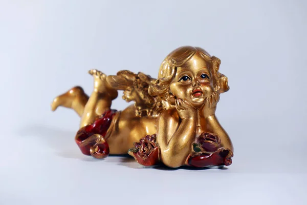 beyaz zemin üzerinde çapraz kolları olan bir Noel melek heykelcik