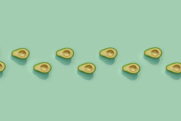 Avokado renkli arka plan yiyecek deseninde — Stok fotoğraf