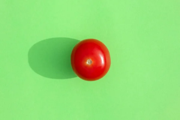 Renkli arka plan desenli sert gölgeli domates