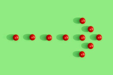 Üst görüntü deseninde sert gölgeli domates