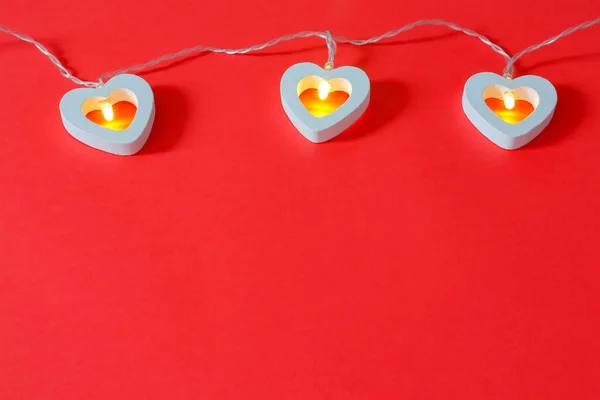 Sevgililer Günü için kırmızı arka planda kalplerin çelengi — Stok fotoğraf