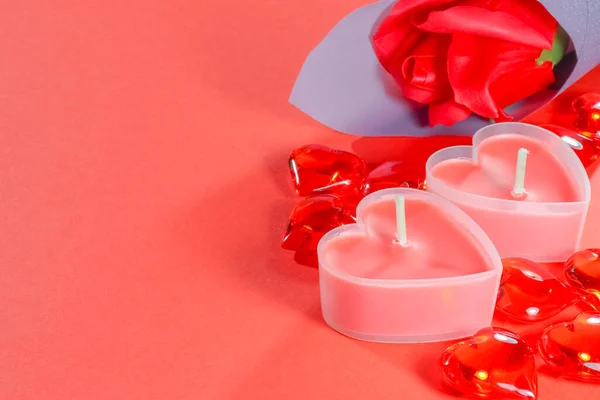 Sevgililer Günü için kırmızı zemin üzerinde kalp şeklinde pembe mumlar. — Stok fotoğraf