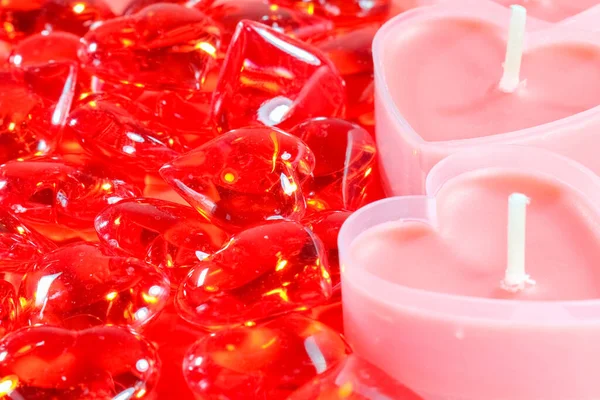 Velas rosa na forma de um coração em um fundo vermelho do dia dos namorados — Fotografia de Stock