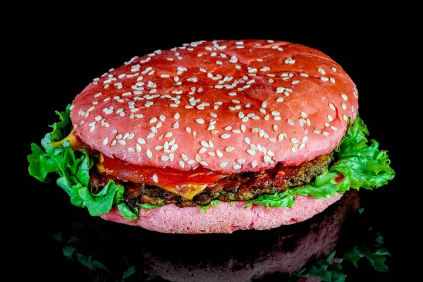 Hamburger rosso su una macro di sfondo nero — Foto Stock