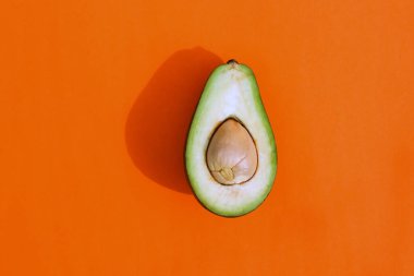 Katı bir arkaplanda avokado rengi, üst görünüm deseni