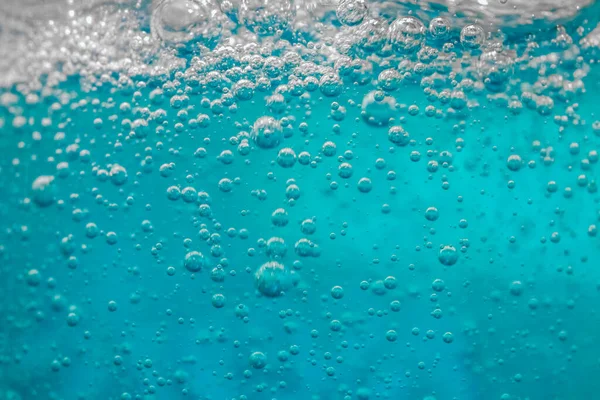 Vzduchové bubliny v modrých šamponech jako pozadí — Stock fotografie