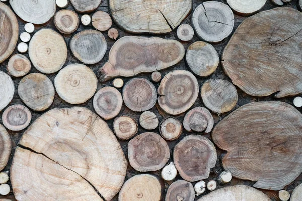 Arka plan olarak duvardaki tahtayı kesmiş.