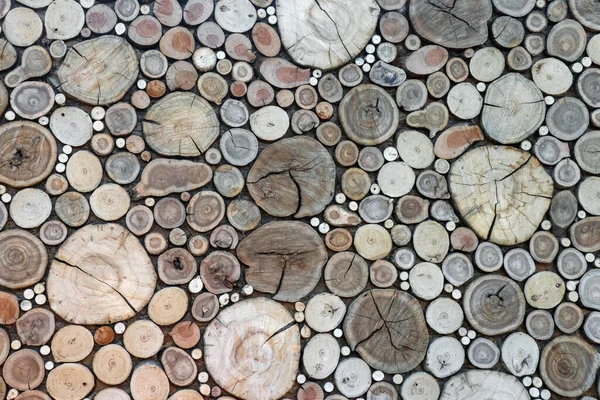 Arka plan olarak duvardaki tahtayı kesmiş.