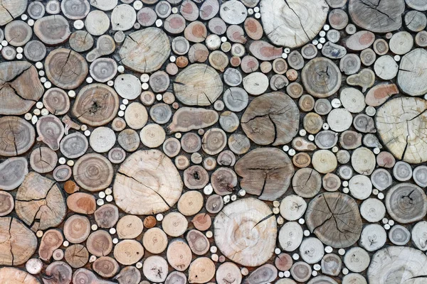 Arka plan olarak duvardaki tahtayı kesmiş.