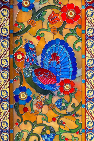 Pencere, kapari kuşunun görüntüsüyle çok renkli.