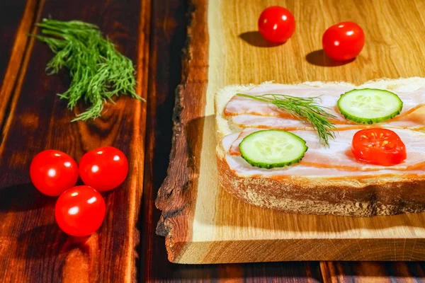 Sandwich auf dem Schneidebrett als Hintergrund — Stockfoto